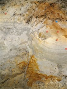 De Peelrandbreuk met verstoorde sedimentlagen in een gegraven sleuf bij Bakel. (foto: VU – Ronald van Balen)