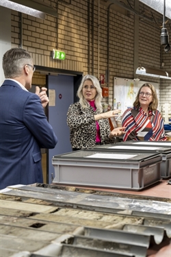 Minister Mona Keijzer krijgt uitleg over de opbouw van de grond.