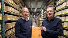 Geert-Jan Vis en Johan Ten Veen met een kopie van Geology of the Netherlands