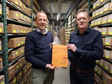 Auteurs Geert-Jan Vis en Johan ten Veen in het Kernhuis met het boek Geology of the Netherlands.