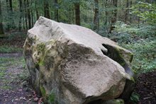 Grillig gevormde zandsteenblokken als stille getuigen van de zee.