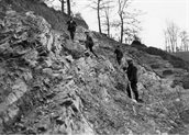 Historische foto met werkers in de Heimansgroeve in Zuid-Limburg.
