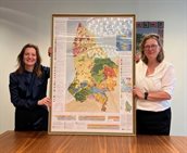 Esther Pijs en Tirza van Daalen houden de nieuwe geologische kaart van Nederland vast