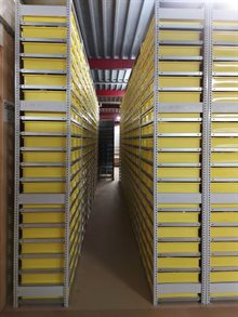 Een gele muur van kratten met windparkmonsters in het Kernhuis.